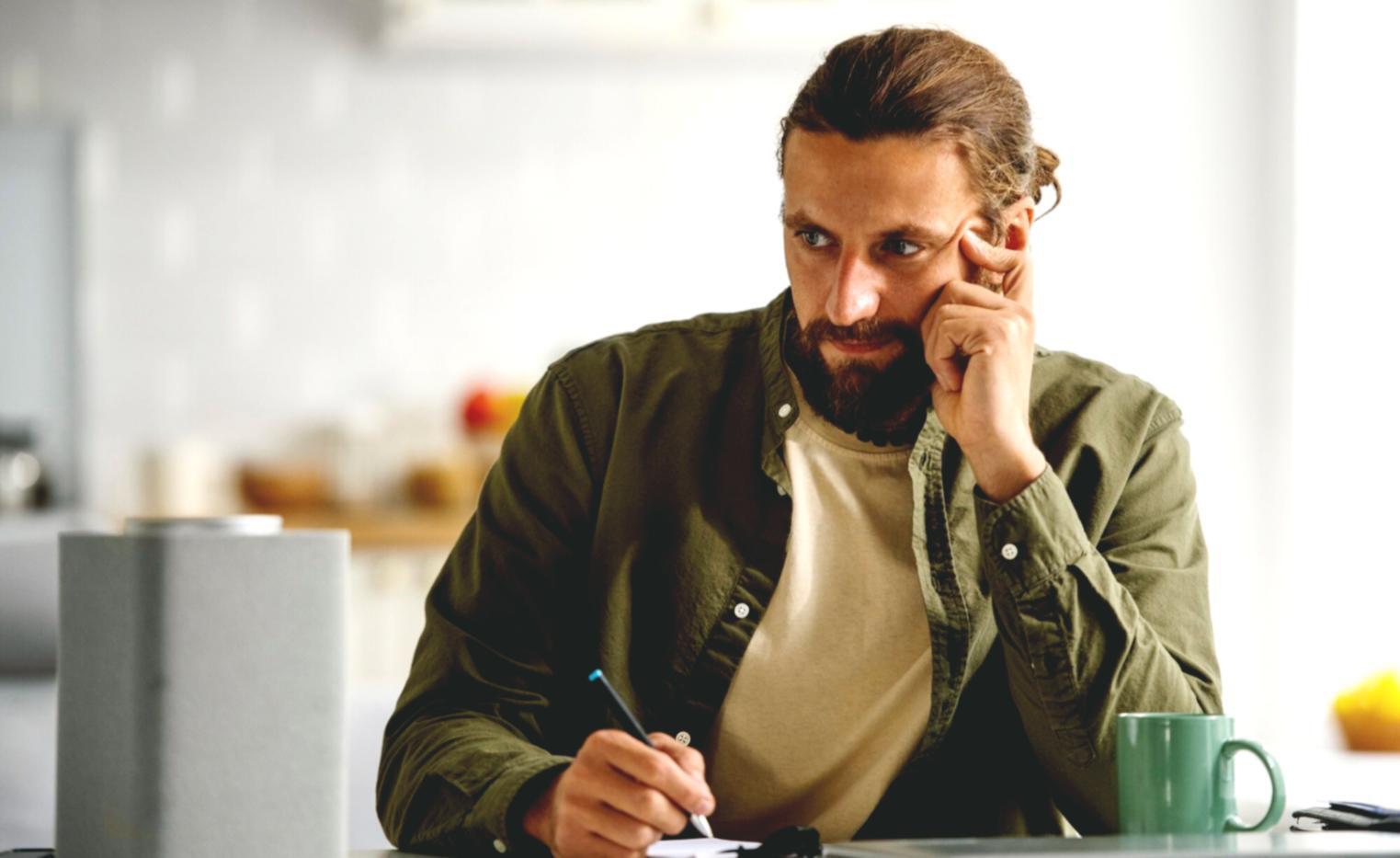 Finanzplanung und Beratungsmaterialien auf einem Schreibtisch